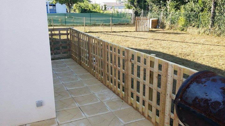 Pallet Fence – Exterior Pallet-Made Barrier 99 Pallets